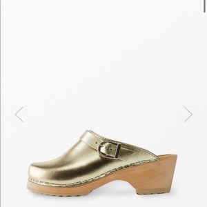 Hanna Andersson Gold toddler Size 8 Clogs